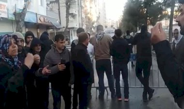 Diyarbakır'da yıkım başladı, eşyalarını alamayanlar tepki gösterdi