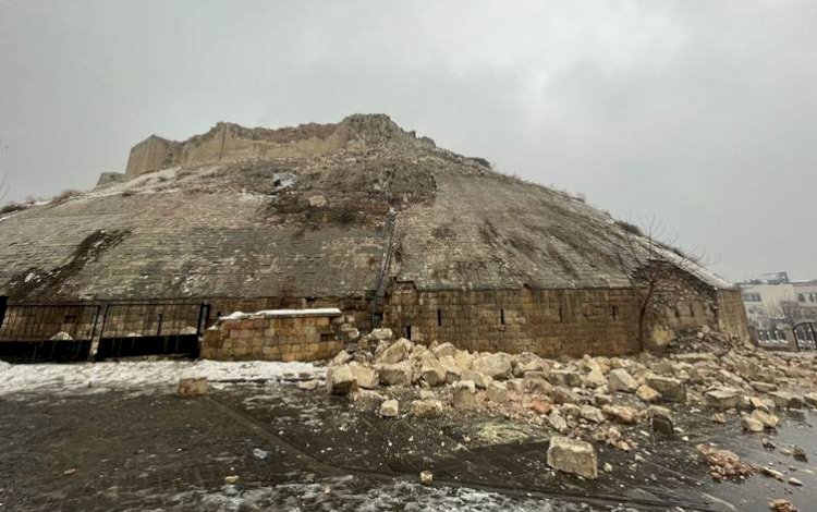 Depremde tarihi Antep Kalesi yıkıldı