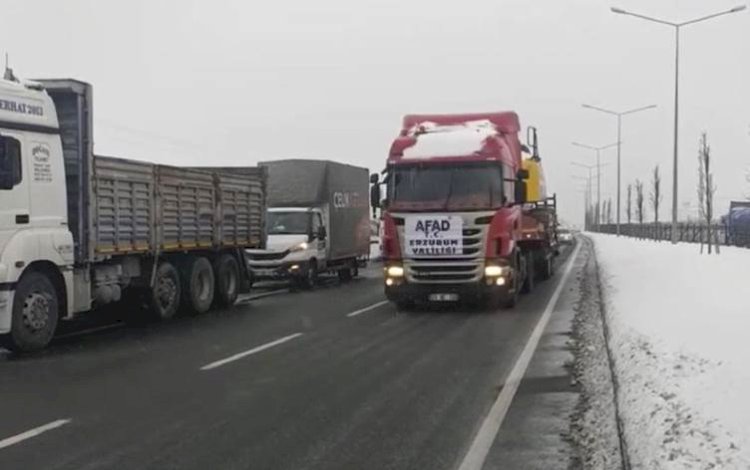 Erzurum, Kars ve Erzincan'dan deprem bölgesine 133 tır yardım gönderildi