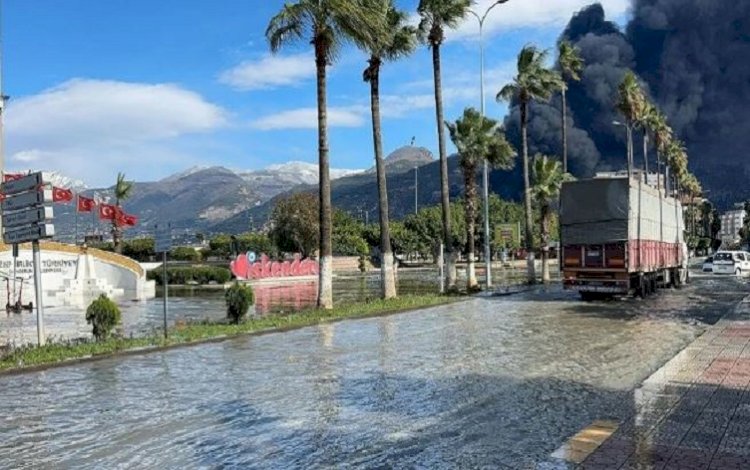 Deniz seviyesinin yükseldiği İskenderun'da binalar boşaltıldı