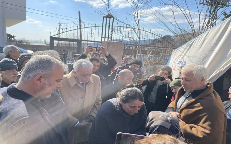 Kürt siyasetçi Ahmet Türk depremde 10 yakınını kaybetti, yedi yakını da enkaz altında