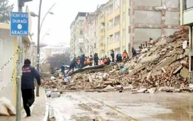 Elazığ’da acil yıkılacak ve ağır hasarlı binalara girişler yasaklandı