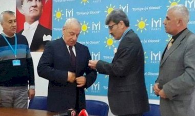 Eski Devlet Bakanı ailesiyle birlikte İyi Parti'den istifa etti