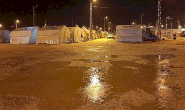 Maraş’ta çadır kenti su bastı. Depremzedeler geceyi sokakta geçirdi