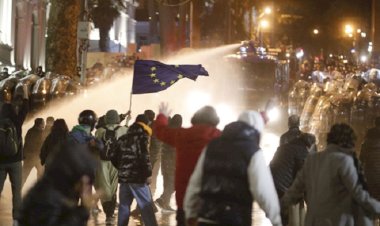 Gürcistan: Gösteciler parlamento binasını basmak istedi