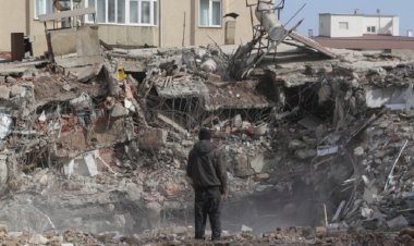 Depremlerde hayatını kaybedenlerin sayısı 49 bin 589'a yükseldi