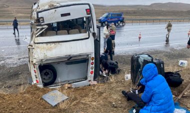Van'da sporcuları taşıyan midibüs devrildi: 11 yaralı