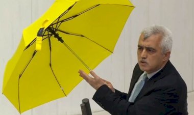 Meclis'te Newroz tartışması! Gergerlioğlu çok sinirlendi, kürsüde o şemsiyeyi açtı: Alana giremedi!