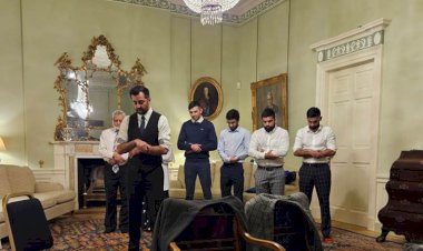 İskoçya'nın yeni başbakanı resmi konuttaki ilk gününde namaz kıldırdı