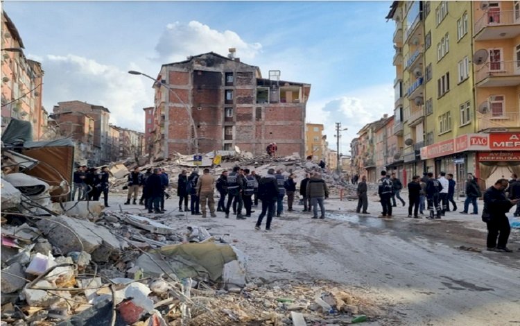 Malatya'da 5 katlı bina çöktü