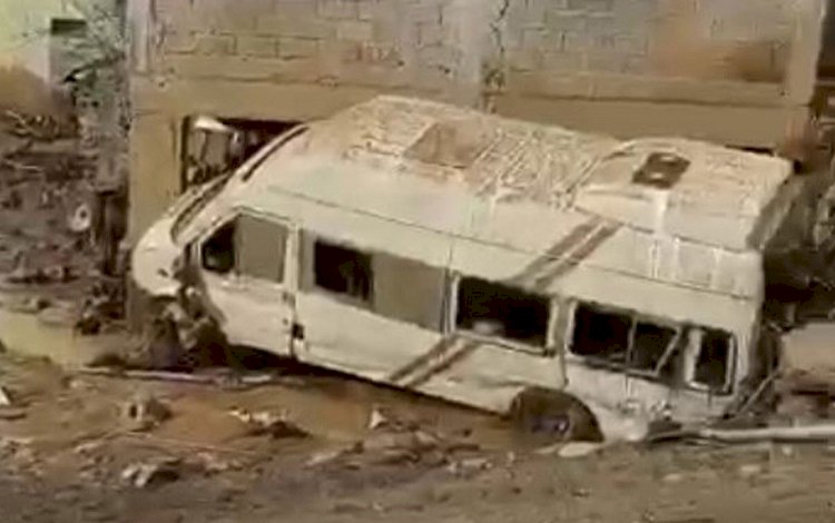 Bitlis'te sulama göleti patladı: Sel suları mahalleyi yuttu