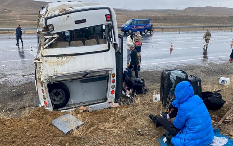 Van'da sporcuları taşıyan midibüs devrildi: 11 yaralı