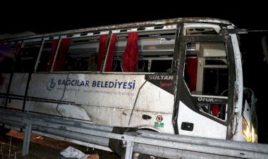 Deprem bölgesinden dönenleri taşıyan otobüs kaza yaptı: 3 ölü, 19 yaralı