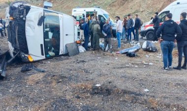 Şırnak'ta yolcu minibüsü devrildi: 8 yaralı