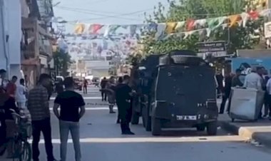 Sokak ortasında silahlı çatışma: Anne kucağındaki bebek öldü!