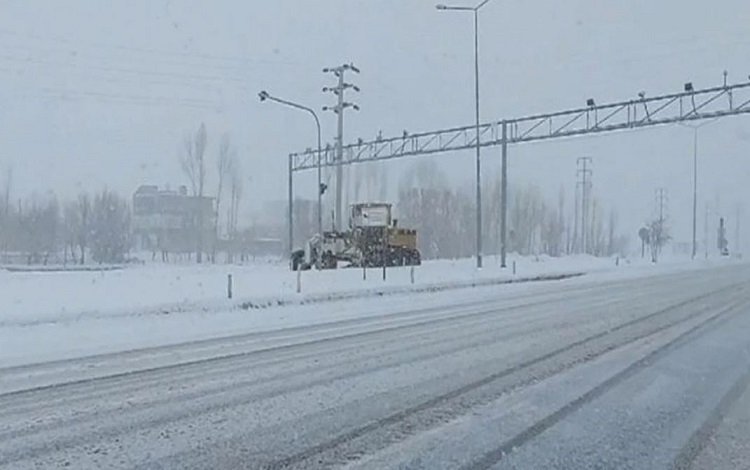 Van ve Bitlis'te 163 yerleşim yerinin yolu kar ve tipi nedeniyle kapandı