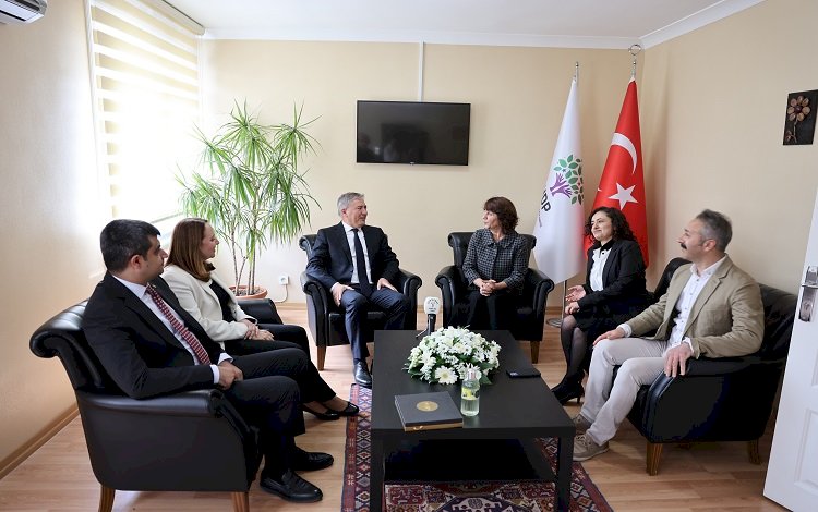 Hangi parti hangi partiyle bayramlaşmadı?