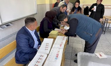 Türkiye sandık başında! Oy verme işlemi başladı