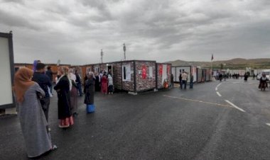 Malatya'da 'depremzede seçmenler' konteynerde oy kullanıyor