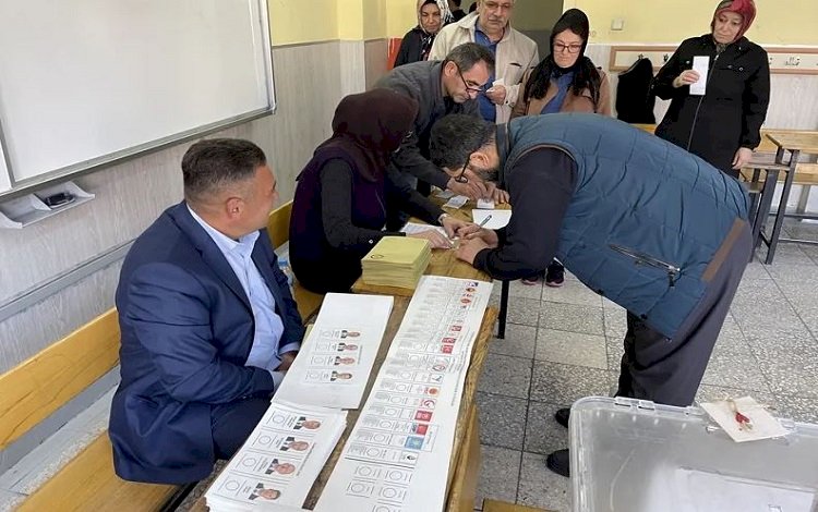 Türkiye sandık başında! Oy verme işlemi başladı