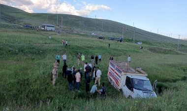 Ağrı'da kamyon ile otobüs çarpıştı: 2'si ağır 13 yaralı