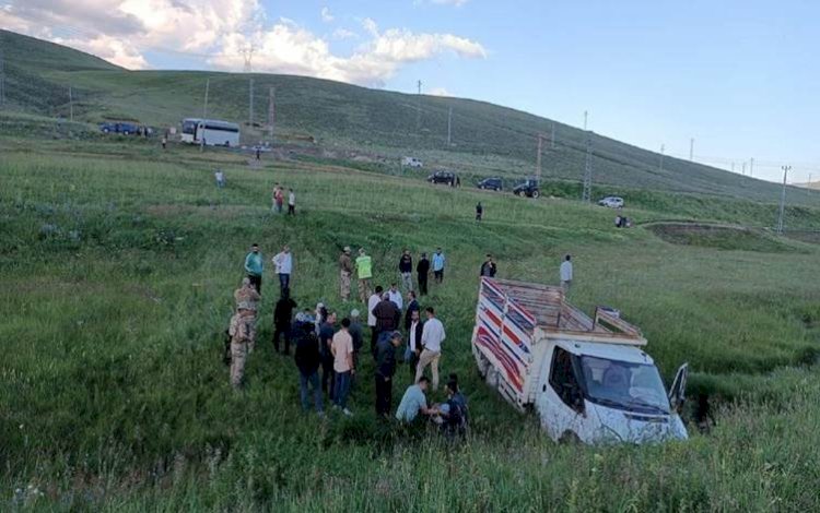 Ağrı'da kamyon ile otobüs çarpıştı: 2'si ağır 13 yaralı