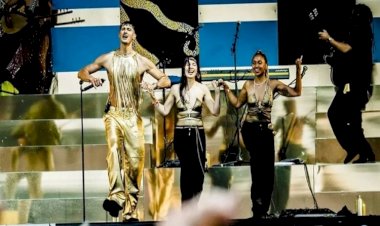 Danimarkalı Kürt popstar on binlerce kişiye halay çektirdi