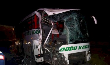 Kars otobüsü makas attığı söylenen tır ile çarpıştı: 18 yaralı