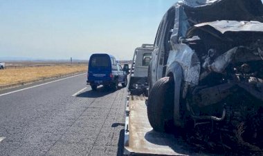 Diyarbakır'da hafif ticari araç şarampole devrildi: 8 ağır yaralı