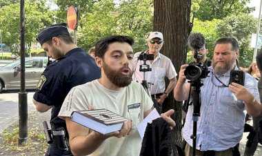 İsveç'teki eylemci Tevrat ve İncil yakmaktan vazgeçti