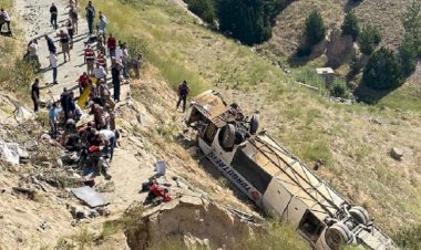 Kars’ta otobüs 50 metre yükseklikten düştü: Ölü ve yaralılar var!