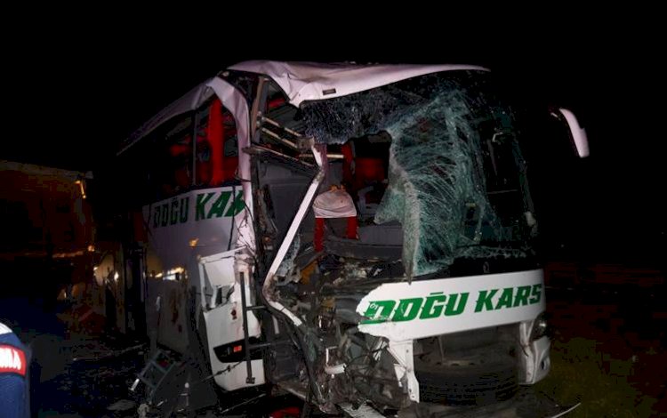 Kars otobüsü makas attığı söylenen tır ile çarpıştı: 18 yaralı