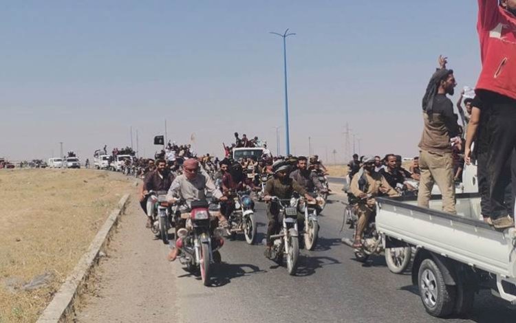 Deyrezor’da IŞİD bayraklı protesto!