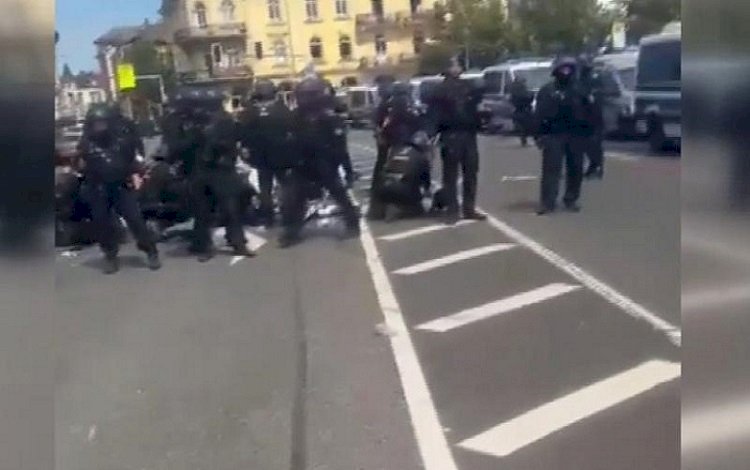 Almanya'da göçmenler polisle çatıştı: 26 polis yaralandı
