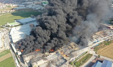Bursa'da büyük fabrika yangını! Alevler diğer işletmelere sıçradı