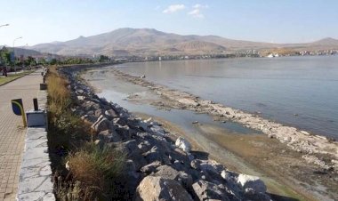 Van Gölü'nde çekilmeler ciddi boyuta ulaştı