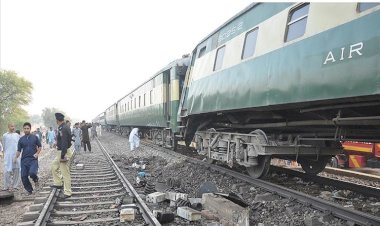 Pakistan'da yolcu treni raydan çıktı: Çok sayıda ölü ve yaralı var
