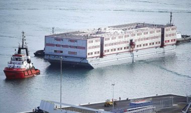 İngiltere, mültecilerin yerleştirildiği yüzer kampı boşalttı