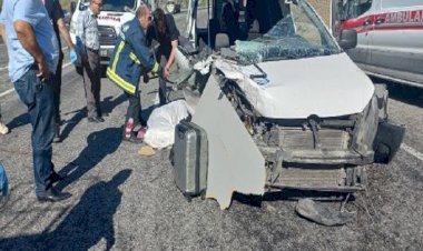 Van'da ticari araç, TIR'a çarptı: 3 ölü, 3 yaralı