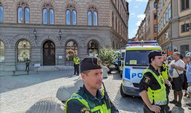 İsveç'te  İran'ın Stockholm Büyükelçiliği önünde Kur'an-ı Kerim yakıldı