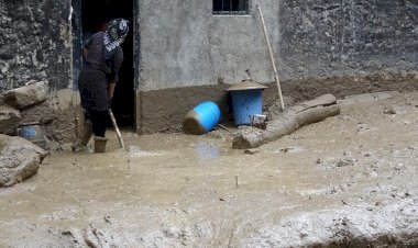 Hakkari'de ev ve ahırları su bastı, ekinler selden zarar gördü
