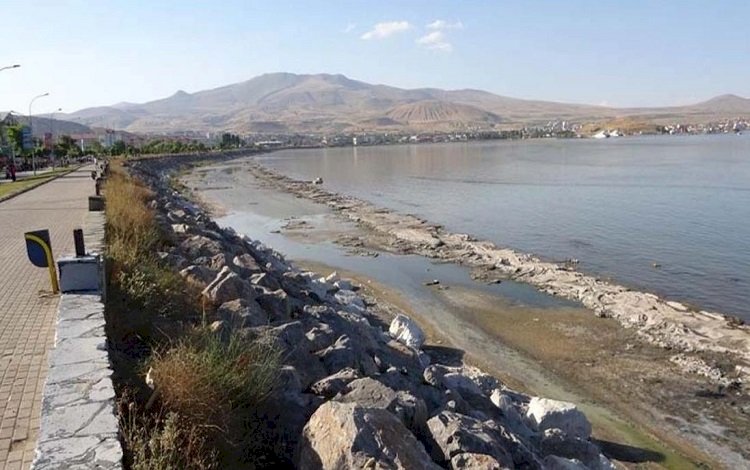 Van Gölü'nde çekilmeler ciddi boyuta ulaştı