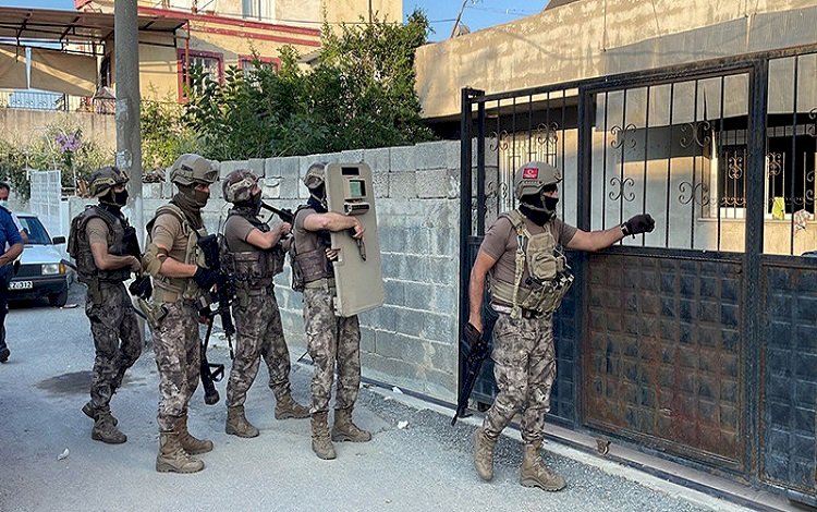 Mersin’deki ev baskınlarında 11 kişi gözaltına alındı