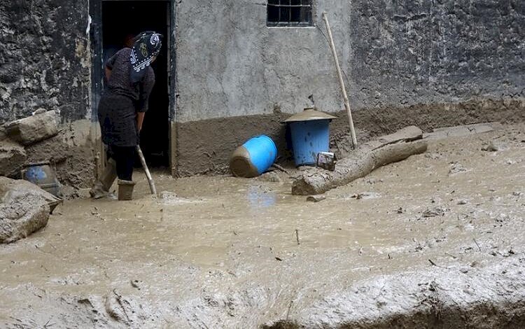 Hakkari'de ev ve ahırları su bastı, ekinler selden zarar gördü