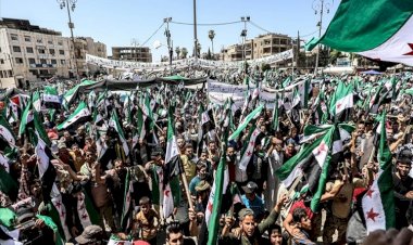 Suriye’de rejime karşı geniş katılımlı protesto