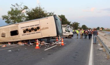 Kum yüklü kamyon, yolcu otobüsüne çarptı: 6 ölü, 43 yaralı