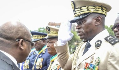 Gabon'da darbe: Yönetime el koyan General Nguema demokrasi sözü verdi