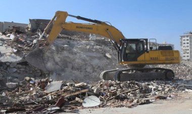 Depremin 215'inci gününde temel kazısında enkazdan ceset çıktı