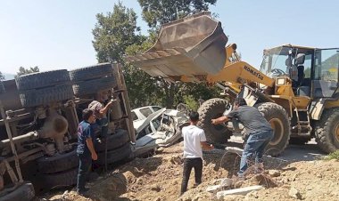 Maraş'ta kamyon cenaze namazı kılanların arasına daldı: Çok sayıda ölü ve yaralı var