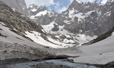 Ağrı Dağı'nın zirvesini kaplayan buzul eriyor